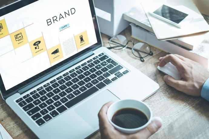 pessoa trabalhando no computador - fortalecer a marca