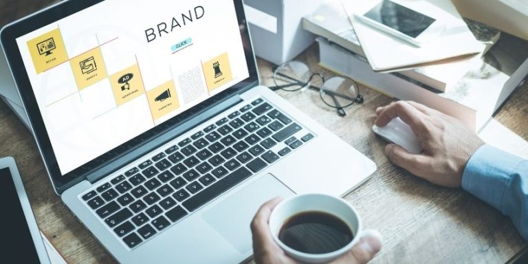 pessoa trabalhando no computador - fortalecer a marca