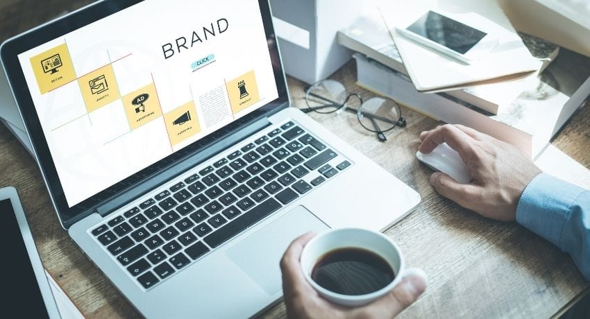 veja-como-fortalecer-a-marca-da-sua-empresa pessoa trabalhando no computador - fortalecer a marca