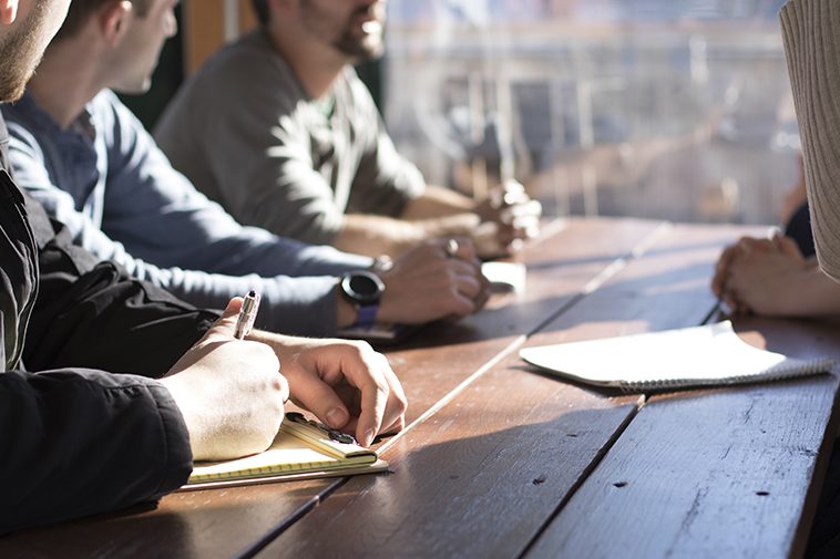 Abandone o cartão de visitas e use brindes para executivos