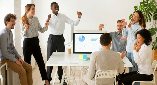 equipe de trabalho comemorando - promover boas experiências aos colabordares