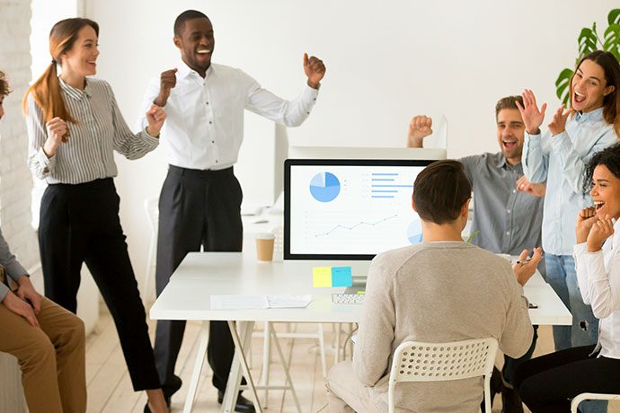 equipe de trabalho comemorando - promover boas experiências aos colabordares