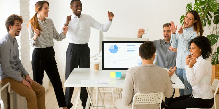 equipe de trabalho comemorando - promover boas experiências aos colabordares