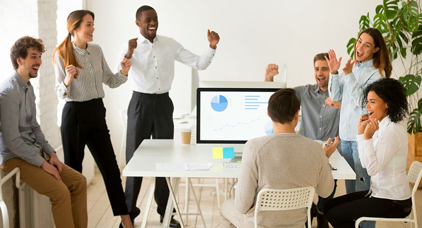 por-que-os-colaboradores-tem-preferido-experiencias equipe de trabalho comemorando - promover boas experiências aos colabordares