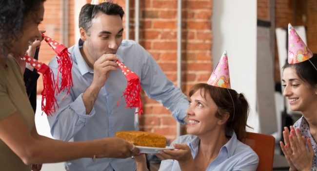 ideias para comemorar aniversário de funcionários