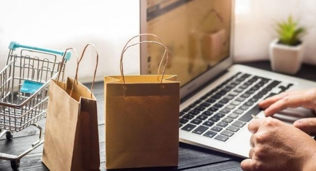 computador e sacolas de compras