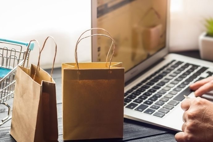 computador e sacolas de compras