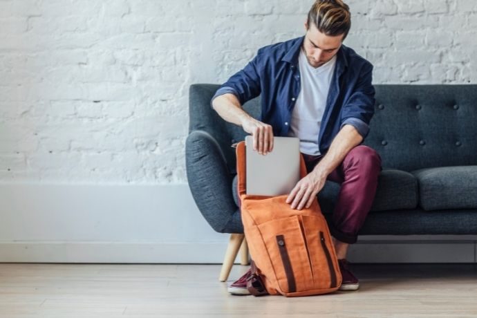 homem com uma mochila perfeita