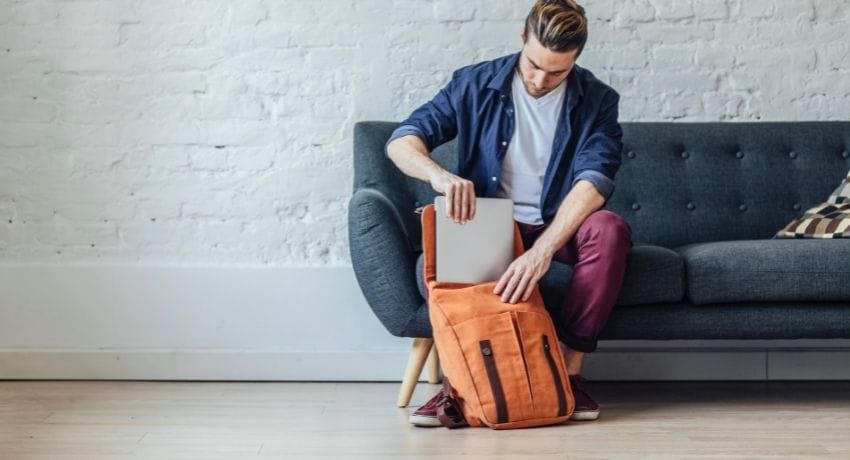 mochila-perfeita homem com uma mochila perfeita