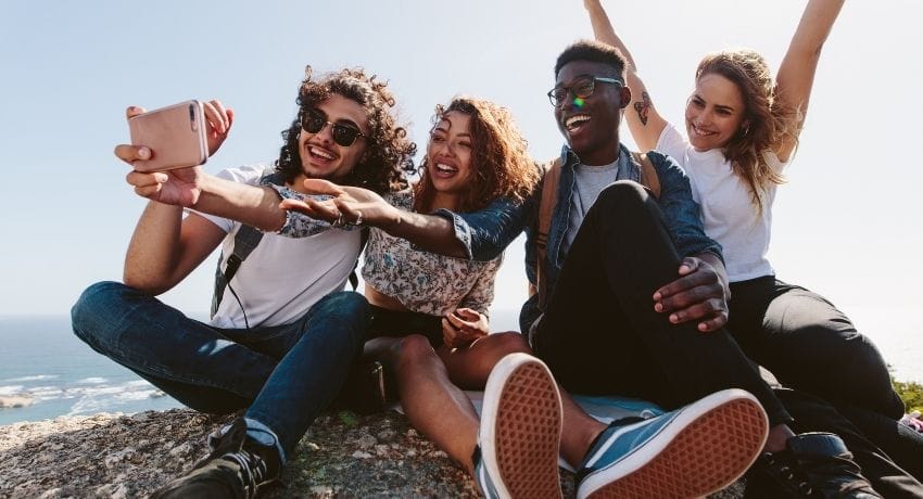 jovens tirando fotos - Marketing de Relacionamento