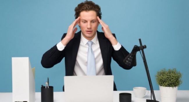 homem confuso olhando o computador