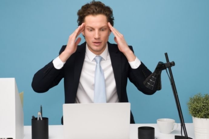 homem confuso olhando o computador