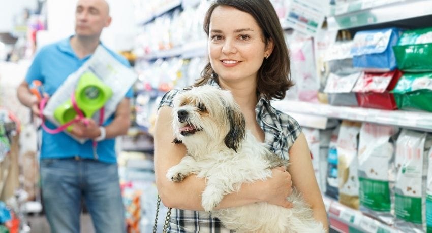 os-melhores-brindes-para-clientes-do-mercado-pet-1 mulher segurando um cachorro