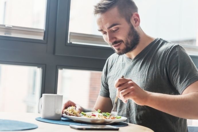 colaborador durante pausa para refeição na empresa