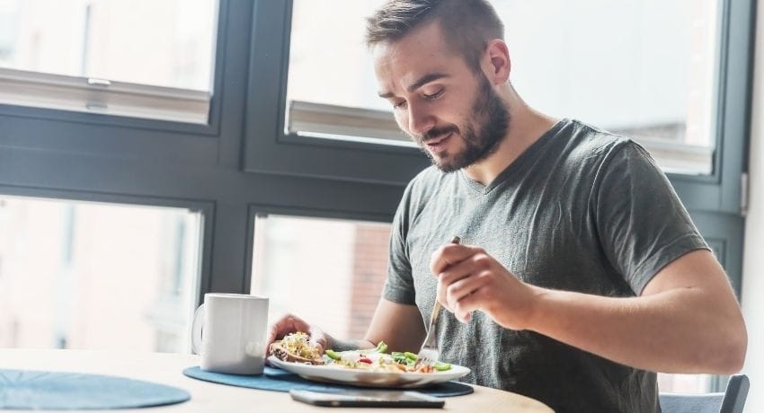 dicas-para-incentivar-a-alimentação-saudável-na-empresa colaborador durante pausa para refeição na empresa