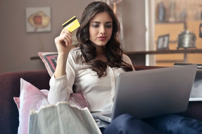 mulher fazendo compras online - marketing promocional