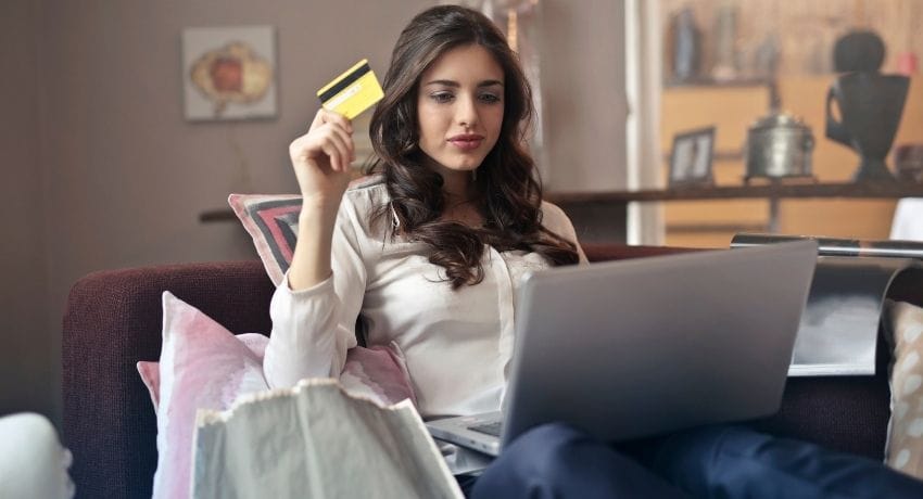 marketing-promocional-na-era-digital mulher fazendo compras online - marketing promocional