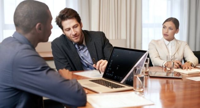 empresários em uma reunião de negócios - estratégias de marketing B2B