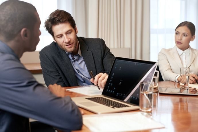 empresários em uma reunião de negócios - estratégias de marketing B2B