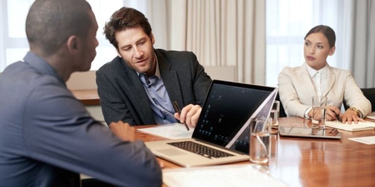 empresários em uma reunião de negócios - estratégias de marketing B2B