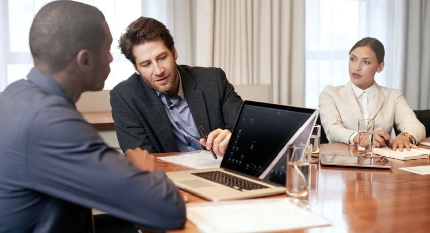 5-estrategias-de-marketing-B2B empresários em uma reunião de negócios - estratégias de marketing B2B