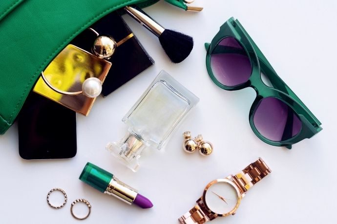 diversos acessórios em uma bolsa