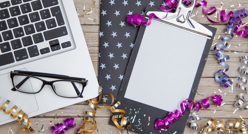 teclado e prancheta de checklist - organizar festa de fim de ano na empresa
