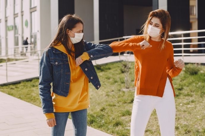 colaboradoras com máscara de proteção - kit boas-vindas