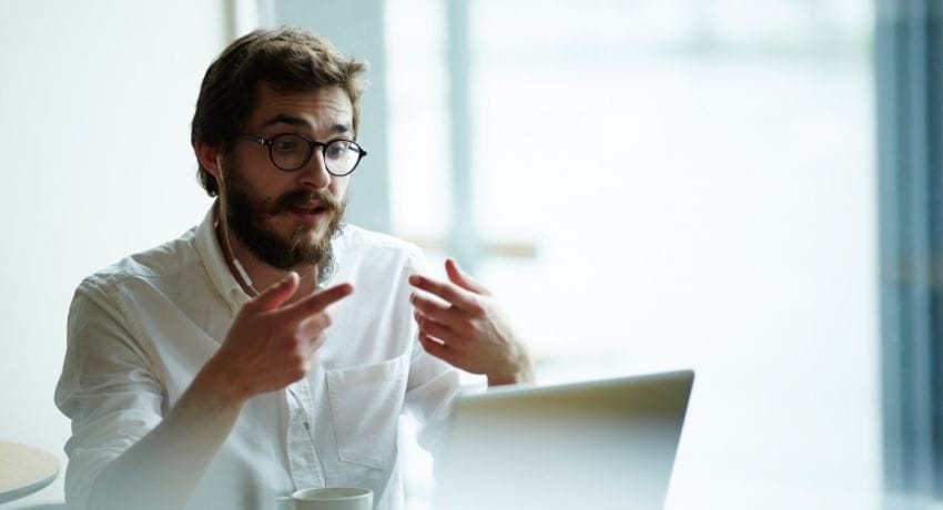 homem fazendo apresentação online - novembro azul na empresa