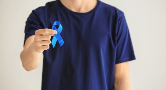 Homem segurando um laço - novembro azul na empresa