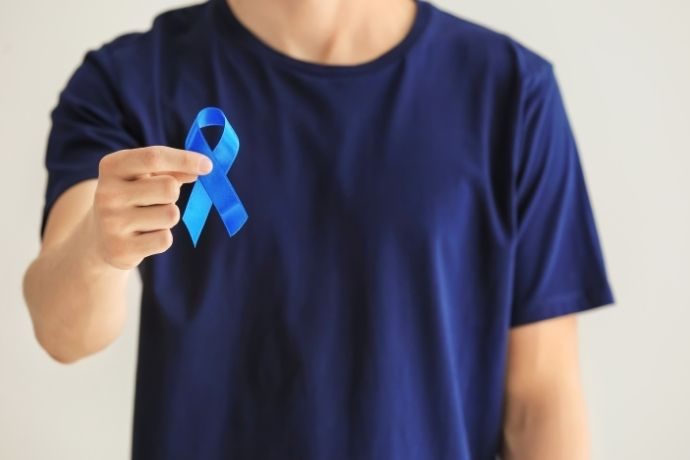 Homem segurando um laço - novembro azul na empresa