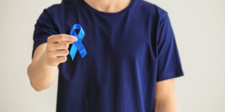 novembro-azul-na-empresa-tornar-a-data-relevante Homem segurando um laço - novembro azul na empresa