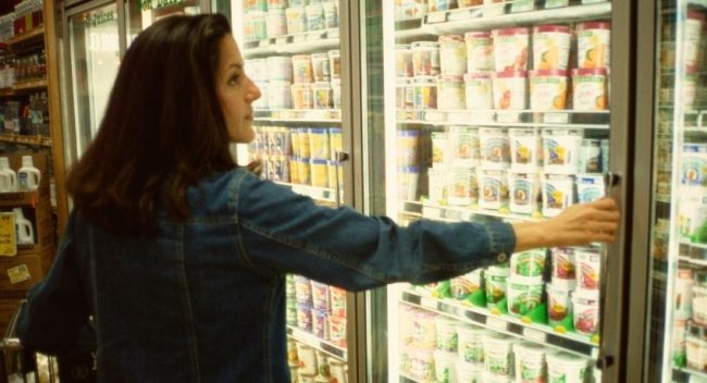 consumidora escolhendo comida no mercado - brindes para comida congelada