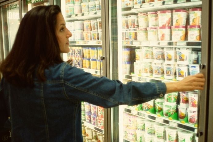 consumidora escolhendo comida no mercado - brindes para comida congelada