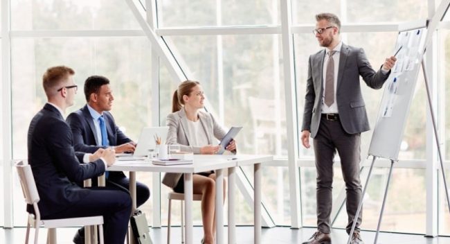 equipe reunida durante planejamento de capacitação