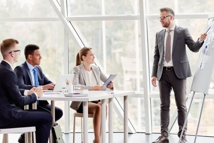 equipe reunida durante planejamento de capacitação