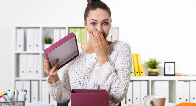 colaboradora surpresa recebendo presente - brindes para início do ano