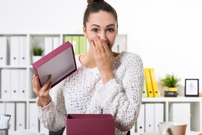 colaboradora surpresa recebendo presente - brindes para início do ano