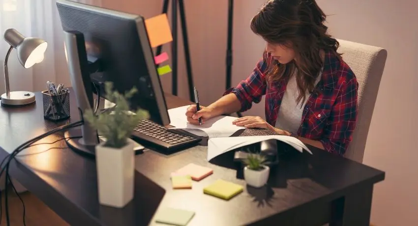 mulher trabalhando em home office - lições de 2021