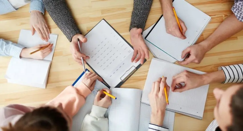 colaboradores reunidos com pranchetas e cadernos - lições de 2021