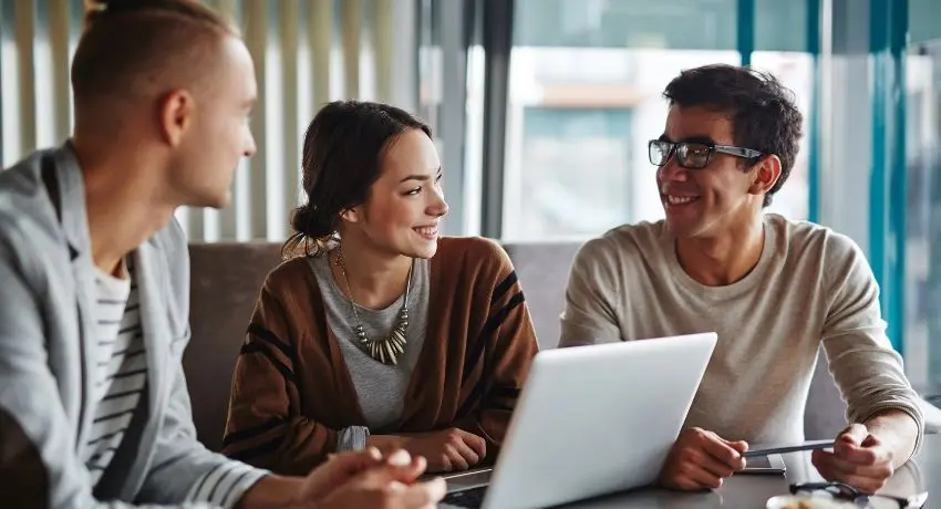 equipe de colaboradores conversando - lições de 2021