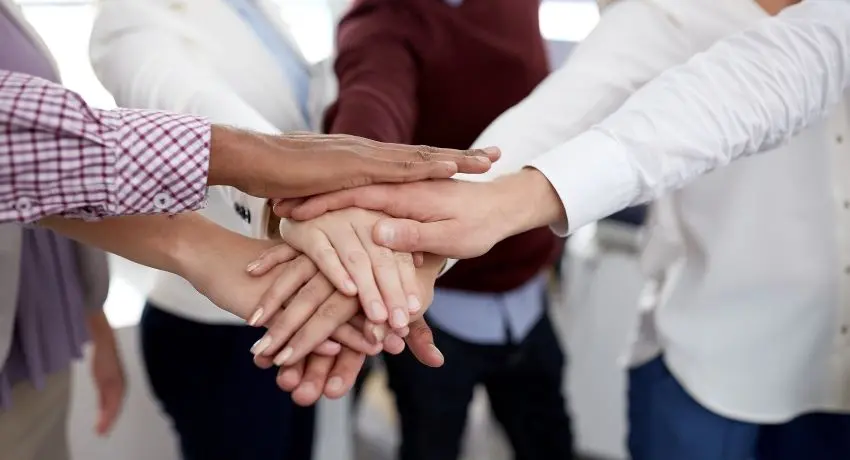 mãos de colaboradores reunidos 