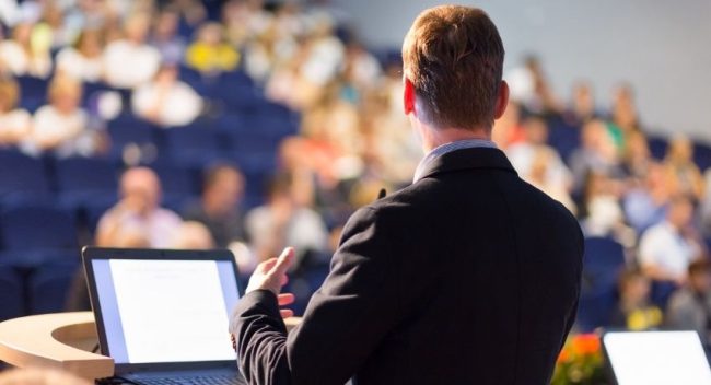 palestrando em convenção de vendas