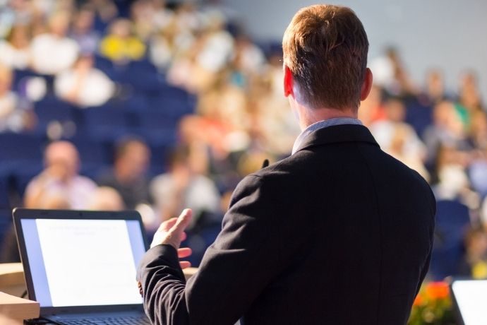 palestrando em convenção de vendas