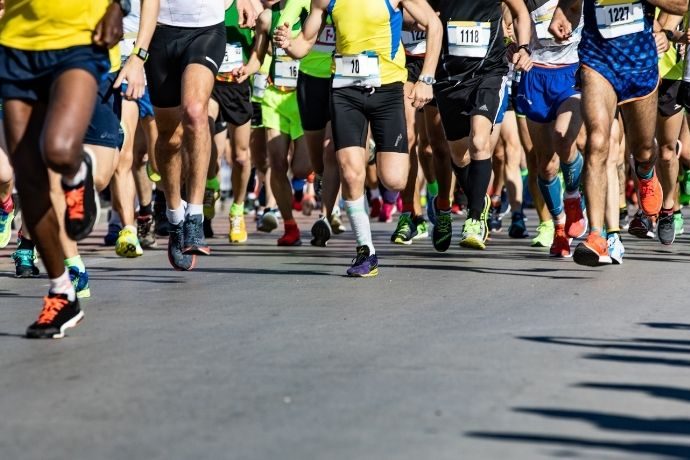 pessoas em uma maratona - brindes para eventos esportivos