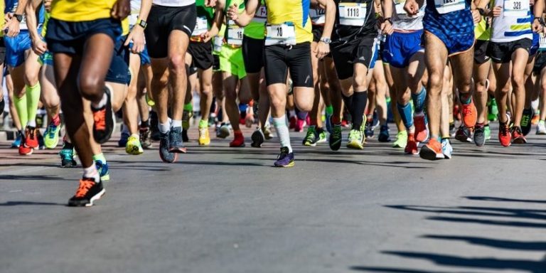 brindes-para-eventos-esportivos pessoas em uma maratona - brindes para eventos esportivos