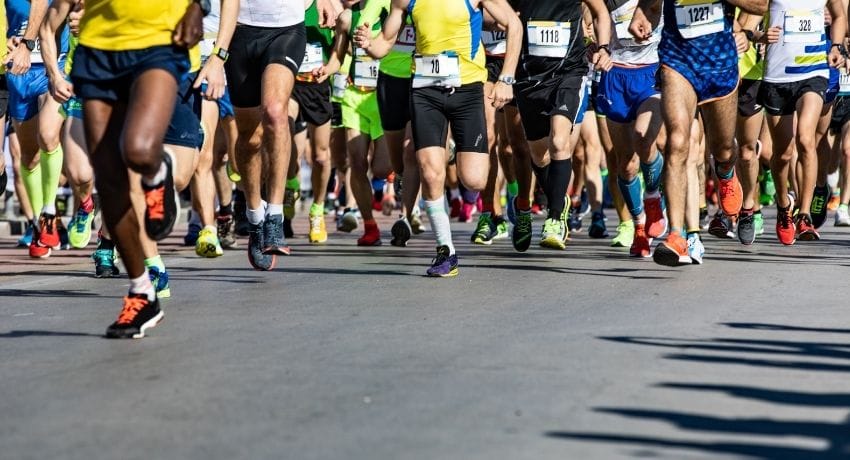 pessoas em uma maratona - brindes para eventos esportivos