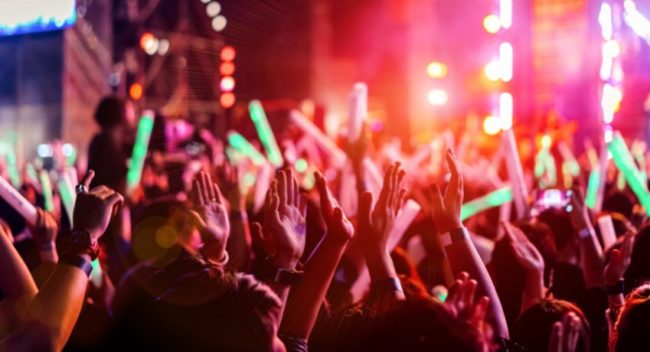 pessoas durante show musical - retomada dos eventos