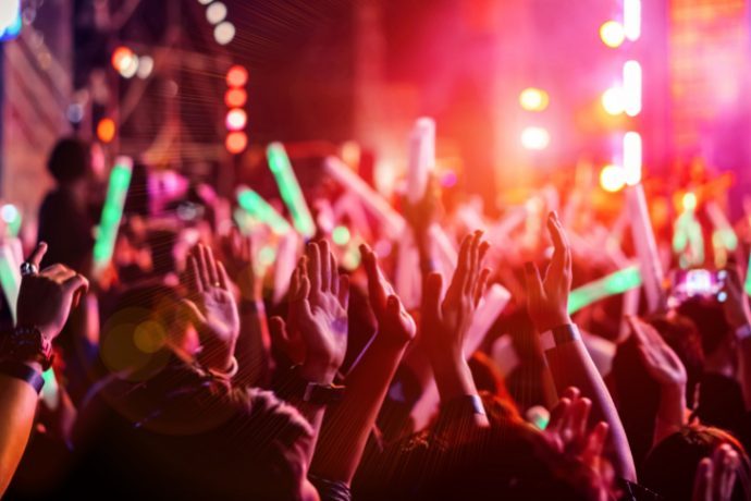 pessoas durante show musical - retomada dos eventos