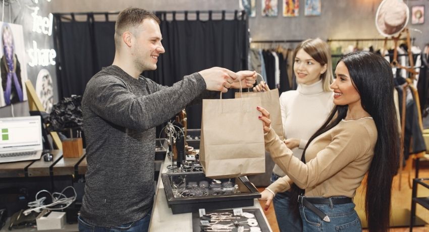 mulher comprando roupa em loja - marketing promocional para lojas de varejo